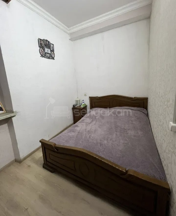 2 Սենյականոց Բնակարան Քարե Շենքում, 42քմ, 2/4 հարկ, Նորմալ Վիճակում, Կահավորված