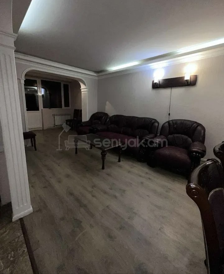 3 Սենյականոց Բնակարան Քարե Շենքում, 72քմ, 3/5 հարկ, Նորմալ Վիճակում, Կահավորված, Արևկող