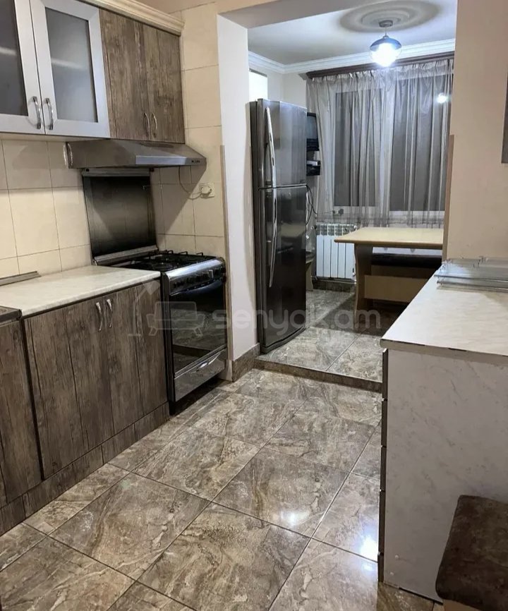 3 Սենյականոց Բնակարան Քարե Շենքում, 72քմ, 3/5 հարկ, Նորմալ Վիճակում, Կահավորված, Արևկող