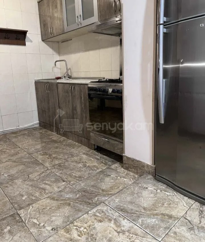 3 Սենյականոց Բնակարան Քարե Շենքում, 72քմ, 3/5 հարկ, Նորմալ Վիճակում, Կահավորված, Արևկող