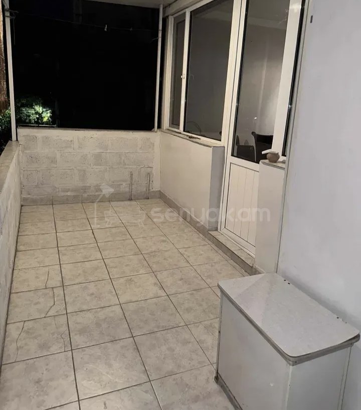 3 Սենյականոց Բնակարան Քարե Շենքում, 72քմ, 3/5 հարկ, Նորմալ Վիճակում, Կահավորված, Արևկող