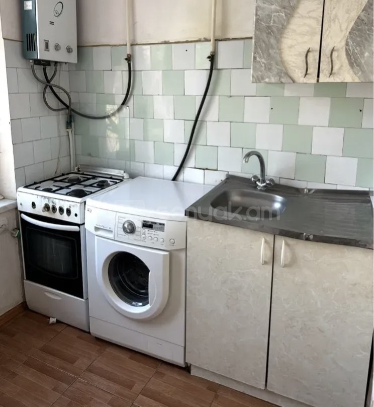 1 Սենյականոց Բնակարան Քարե Շենքում, 42քմ, 2/4 հարկ, Նորմալ Վիճակում, Կահավորված, Արևկող