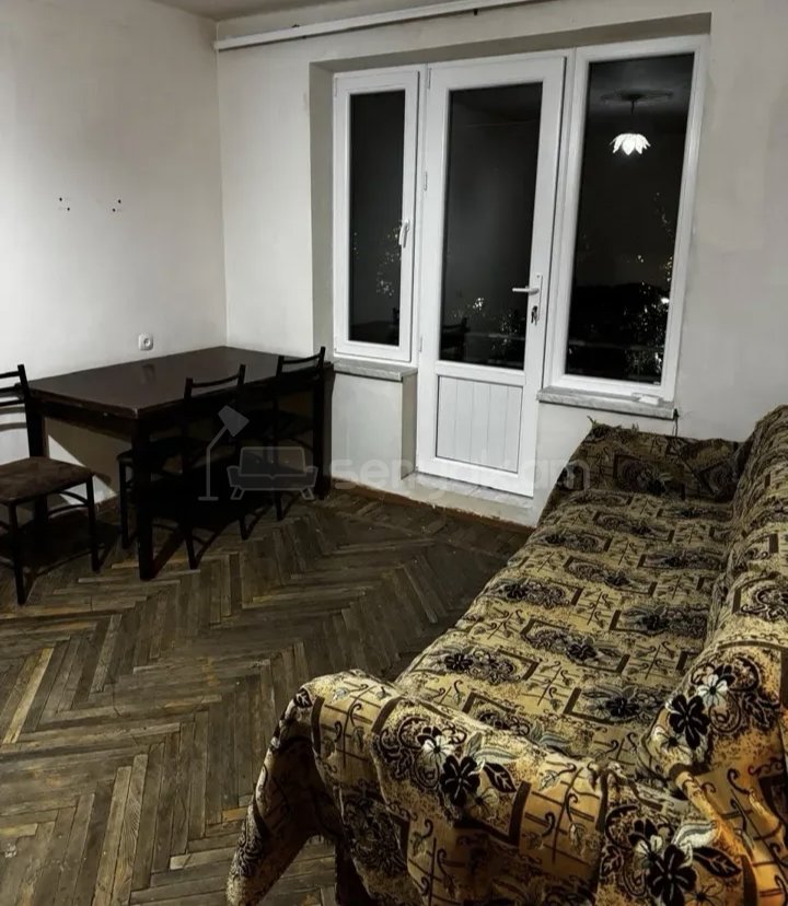 1 Սենյականոց Բնակարան Քարե Շենքում, 42քմ, 2/4 հարկ, Նորմալ Վիճակում, Կահավորված, Արևկող