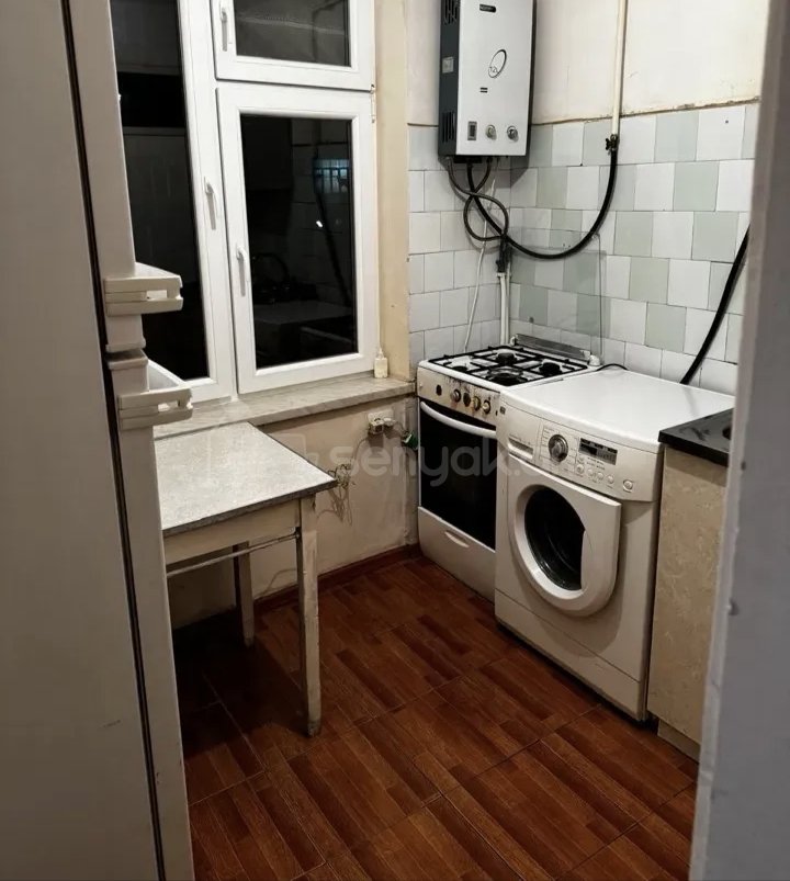 1 Սենյականոց Բնակարան Քարե Շենքում, 42քմ, 2/4 հարկ, Նորմալ Վիճակում, Կահավորված, Արևկող