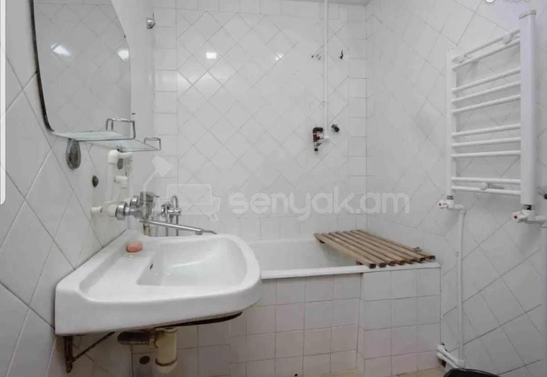 4 Սենյականոց Բնակարան Քարե Շենքում, 100քմ, 1/9 հարկ, Նորմալ Վիճակում, Կահավորված, Արևկող