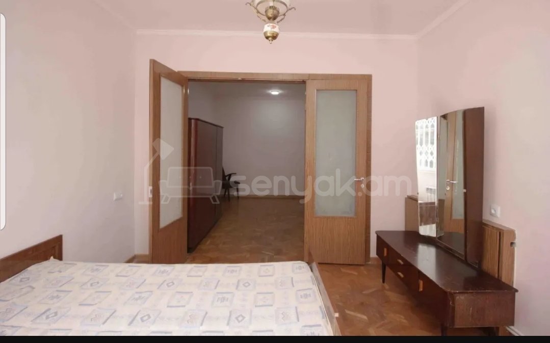 4 Սենյականոց Բնակարան Քարե Շենքում, 100քմ, 1/9 հարկ, Նորմալ Վիճակում, Կահավորված, Արևկող