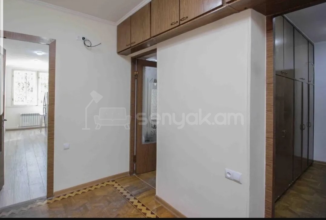 4 Սենյականոց Բնակարան Քարե Շենքում, 100քմ, 1/9 հարկ, Նորմալ Վիճակում, Կահավորված, Արևկող