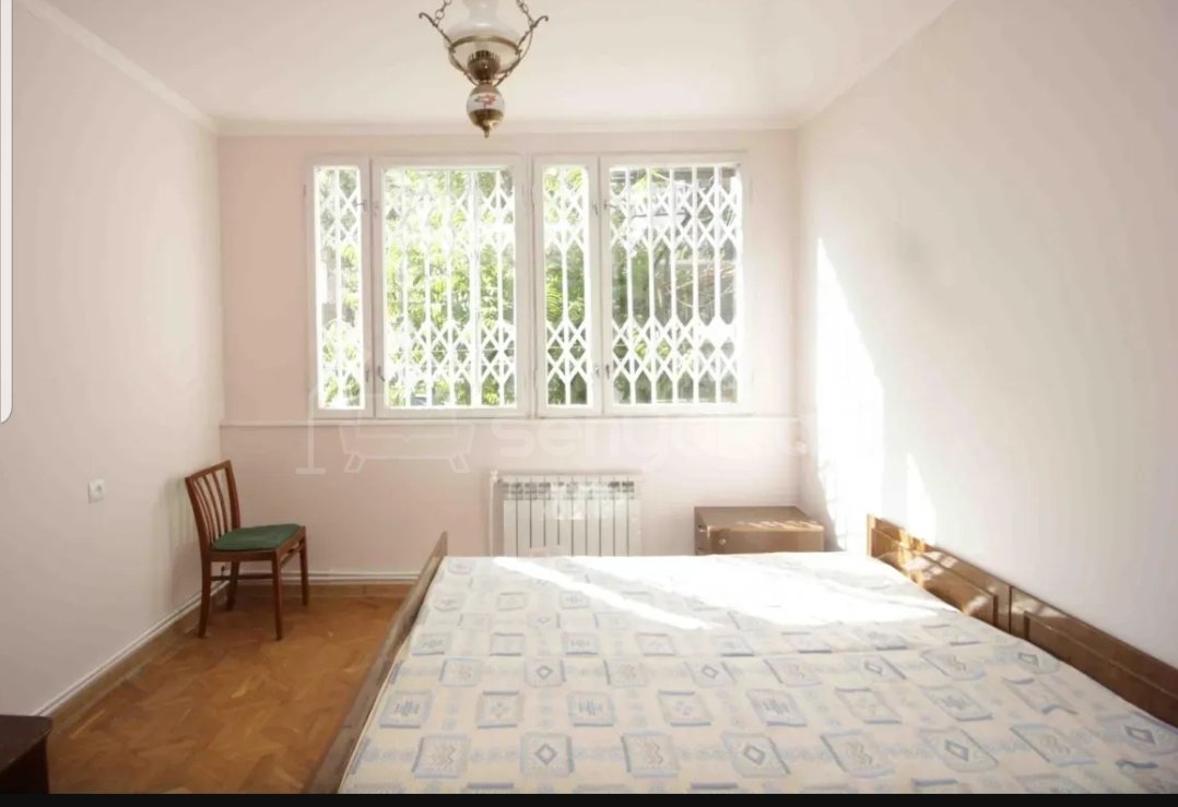 4 Սենյականոց Բնակարան Քարե Շենքում, 100քմ, 1/9 հարկ, Նորմալ Վիճակում, Կահավորված, Արևկող