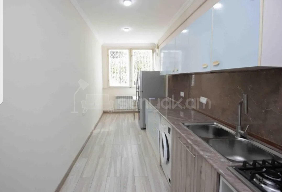 4 Սենյականոց Բնակարան Քարե Շենքում, 100քմ, 1/9 հարկ, Նորմալ Վիճակում, Կահավորված, Արևկող