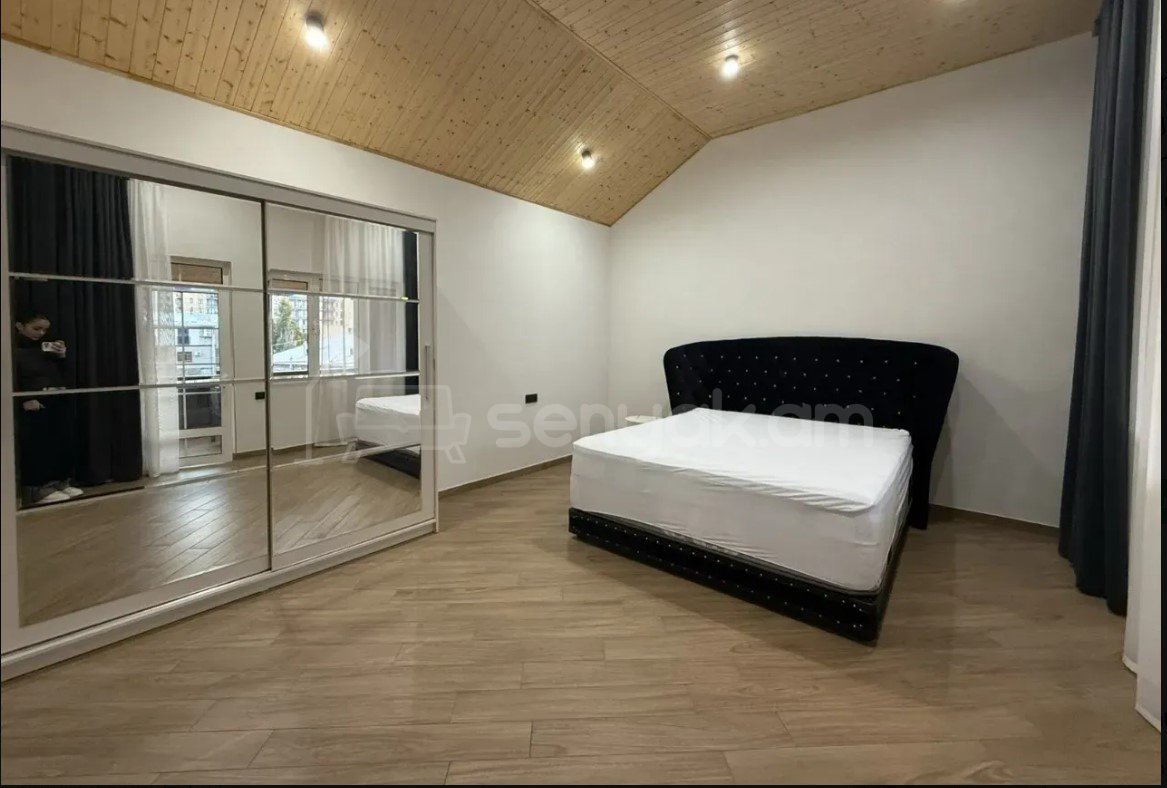 3 Սենյականոց Բնակարան Քարե Շենքում, 165քմ, 5/5 հարկ, Դիզայներական Վերանորոգված, Կահավորված