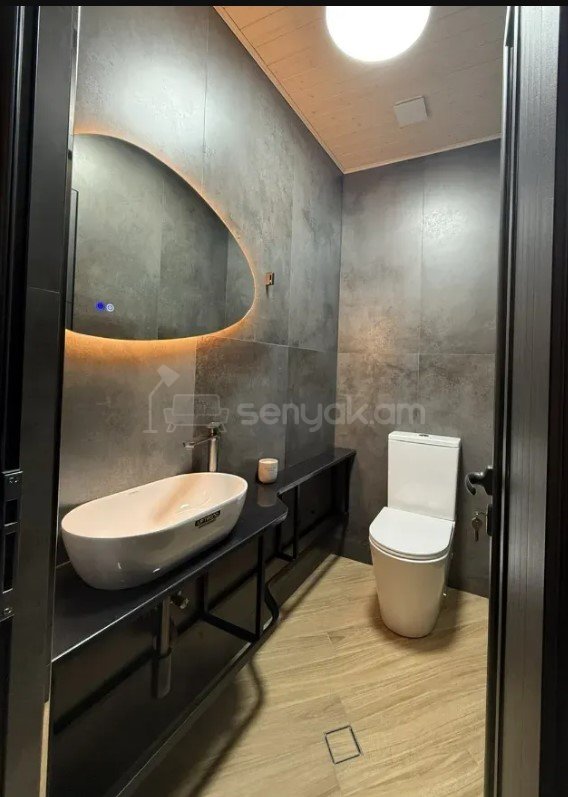 3 Սենյականոց Բնակարան Քարե Շենքում, 165քմ, 5/5 հարկ, Դիզայներական Վերանորոգված, Կահավորված