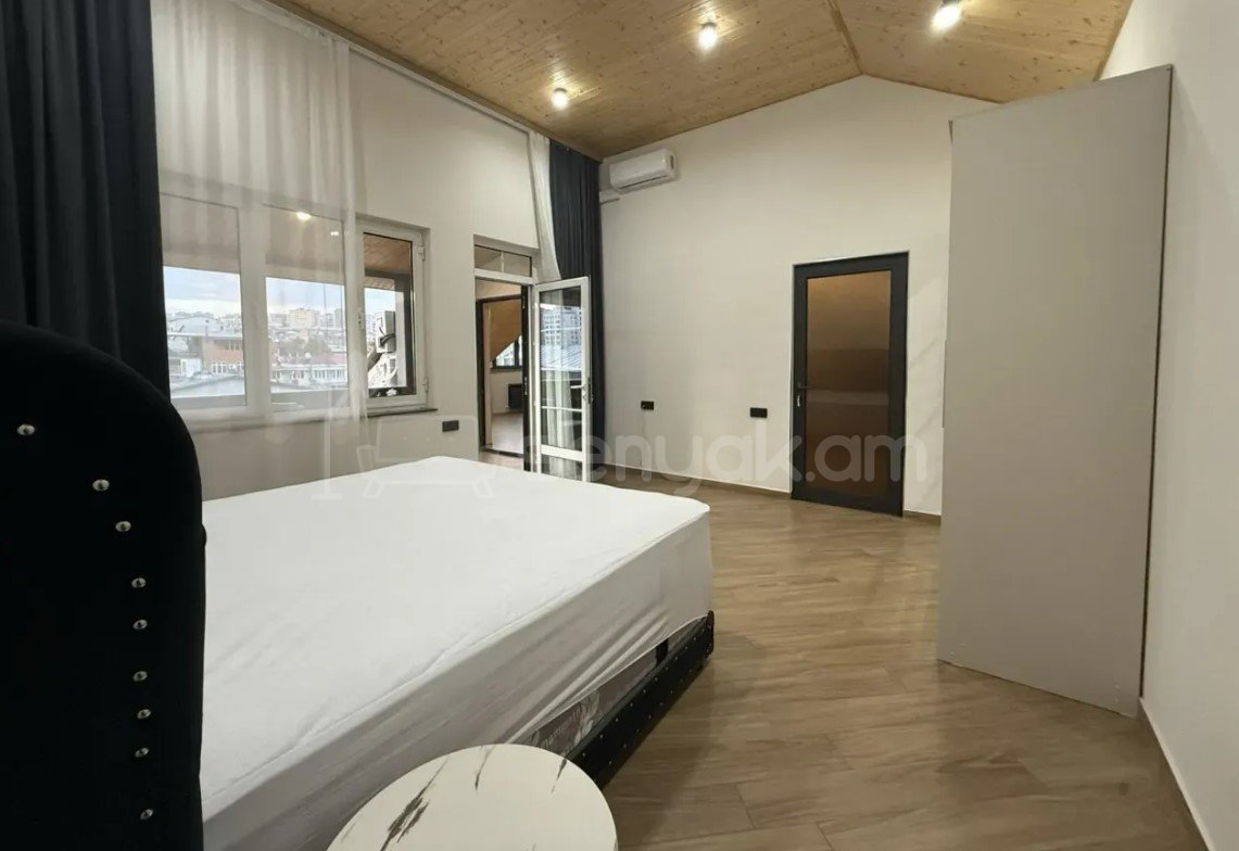 3 Սենյականոց Բնակարան Քարե Շենքում, 165քմ, 5/5 հարկ, Դիզայներական Վերանորոգված, Կահավորված