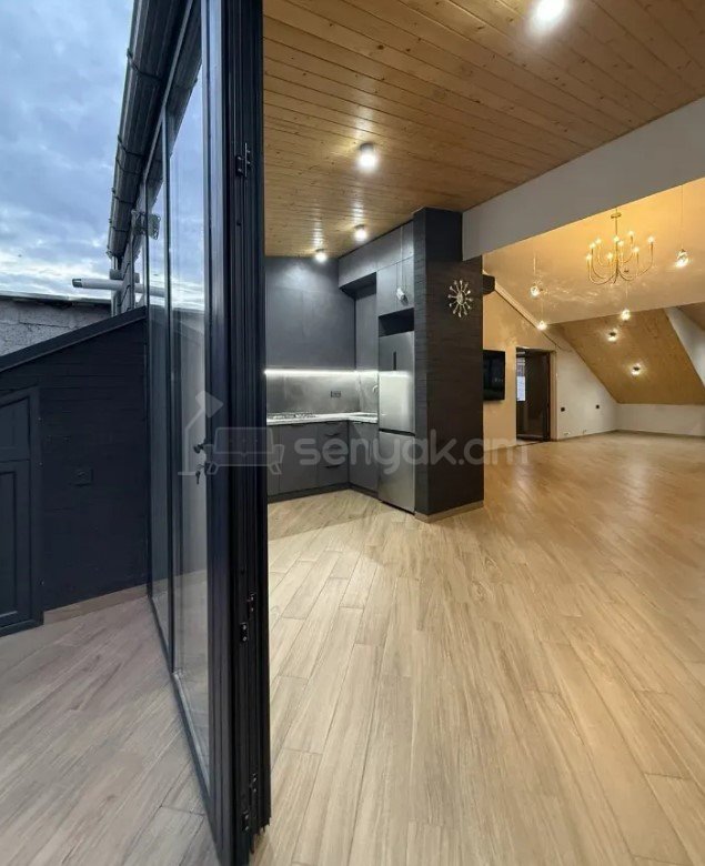 3 Սենյականոց Բնակարան Քարե Շենքում, 165քմ, 5/5 հարկ, Դիզայներական Վերանորոգված, Կահավորված
