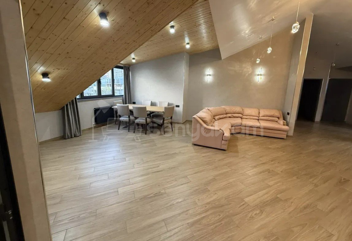 3 Սենյականոց Բնակարան Քարե Շենքում, 165քմ, 5/5 հարկ, Դիզայներական Վերանորոգված, Կահավորված