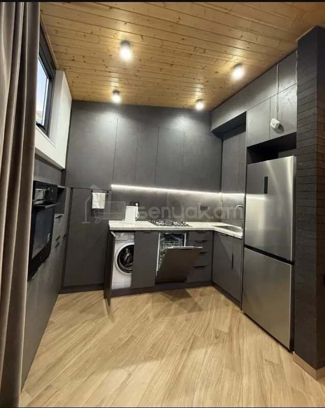 3 Սենյականոց Բնակարան Քարե Շենքում, 165քմ, 5/5 հարկ, Դիզայներական Վերանորոգված, Կահավորված