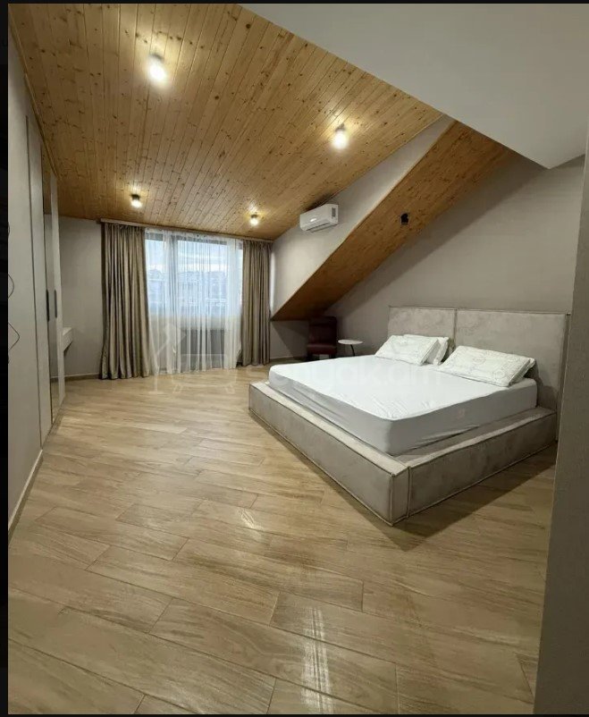 3 Սենյականոց Բնակարան Քարե Շենքում, 165քմ, 5/5 հարկ, Դիզայներական Վերանորոգված, Կահավորված