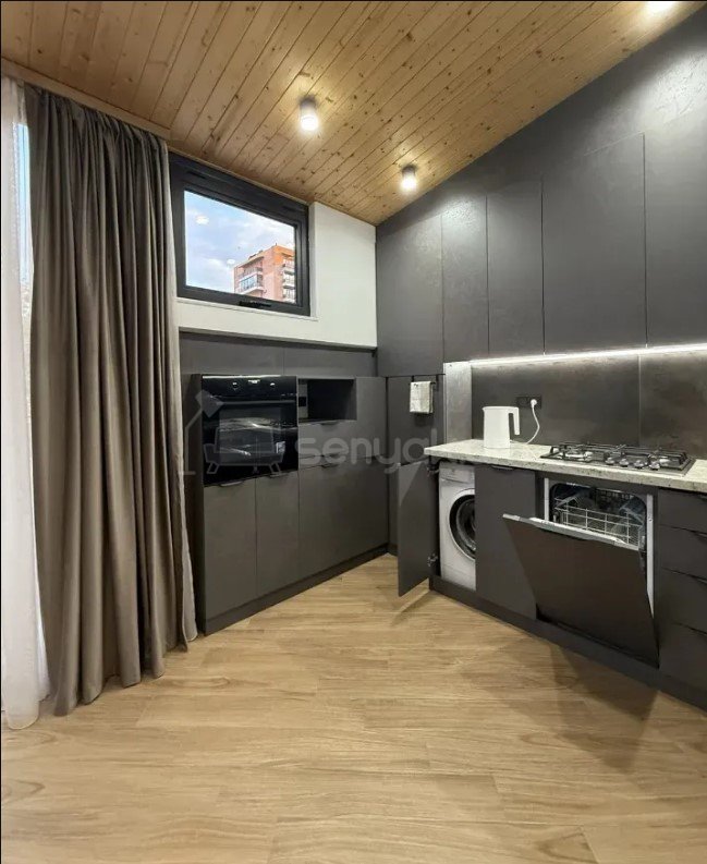 3 Սենյականոց Բնակարան Քարե Շենքում, 165քմ, 5/5 հարկ, Դիզայներական Վերանորոգված, Կահավորված