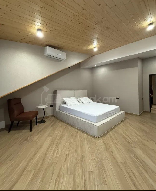 3 Սենյականոց Բնակարան Քարե Շենքում, 165քմ, 5/5 հարկ, Դիզայներական Վերանորոգված, Կահավորված