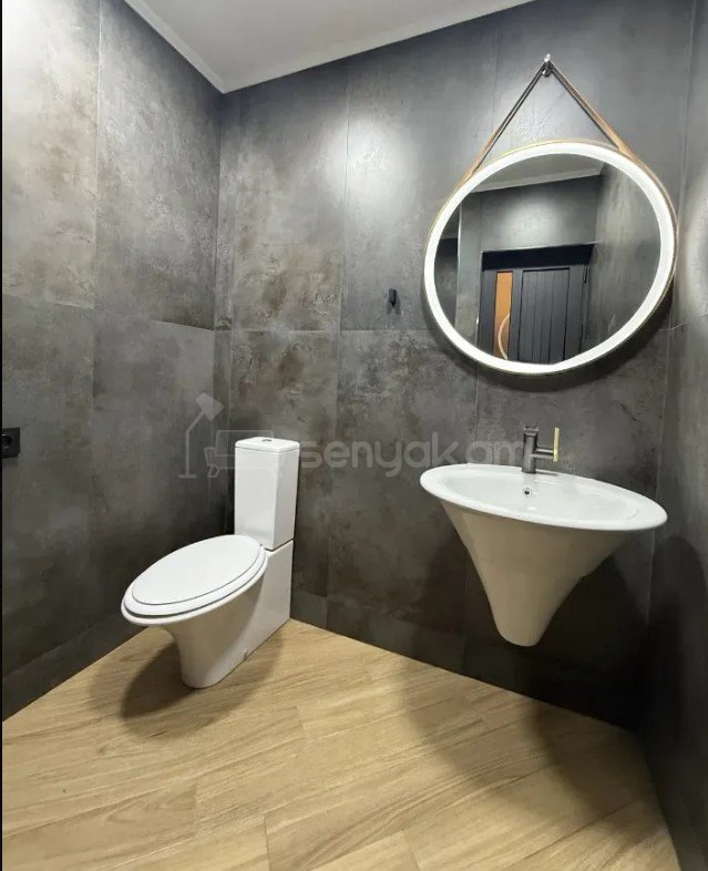 3 Սենյականոց Բնակարան Քարե Շենքում, 165քմ, 5/5 հարկ, Դիզայներական Վերանորոգված, Կահավորված