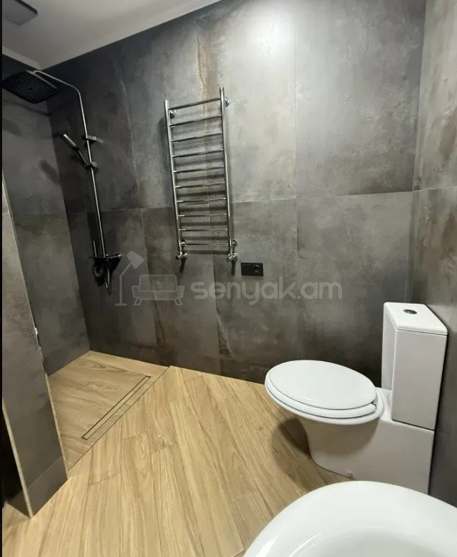 3 Սենյականոց Բնակարան Քարե Շենքում, 165քմ, 5/5 հարկ, Դիզայներական Վերանորոգված, Կահավորված