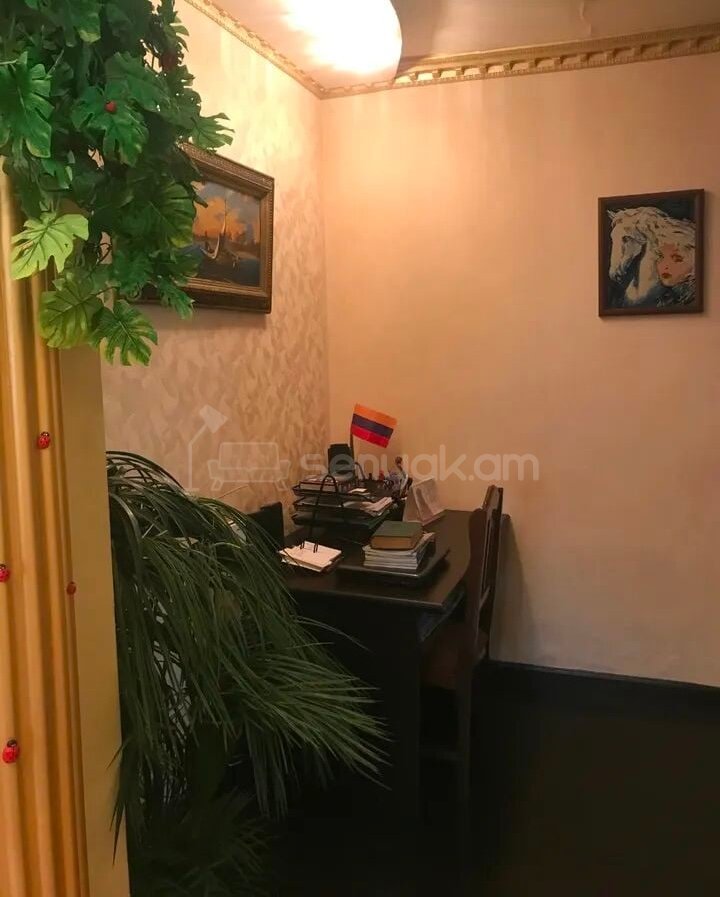 4 Սենյականոց Բնակարան Քարե Շենքում, 105քմ, 1/4 հարկ, Կապիտալ Վերանորոգված