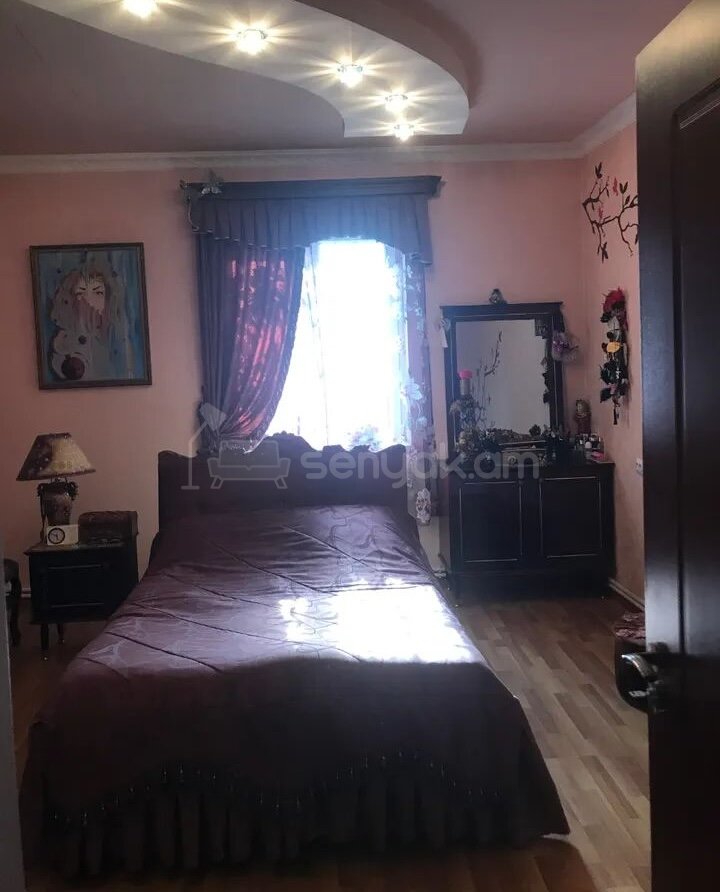 4 Սենյականոց Բնակարան Քարե Շենքում, 105քմ, 1/4 հարկ, Կապիտալ Վերանորոգված