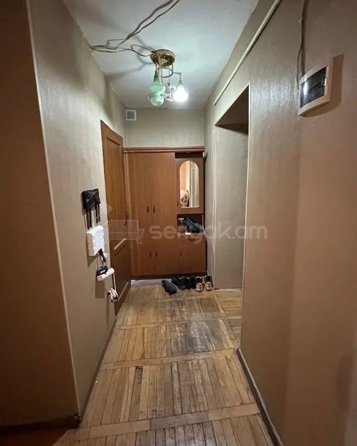 1 Սենյականոց Բնակարան Քարե Շենքում, 43քմ, 5/5 հարկ, Կապիտալ Վերանորոգված