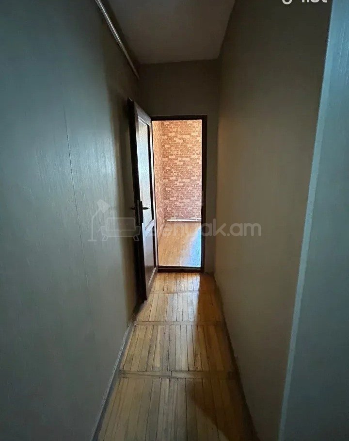 1 Սենյականոց Բնակարան Քարե Շենքում, 43քմ, 5/5 հարկ, Կապիտալ Վերանորոգված