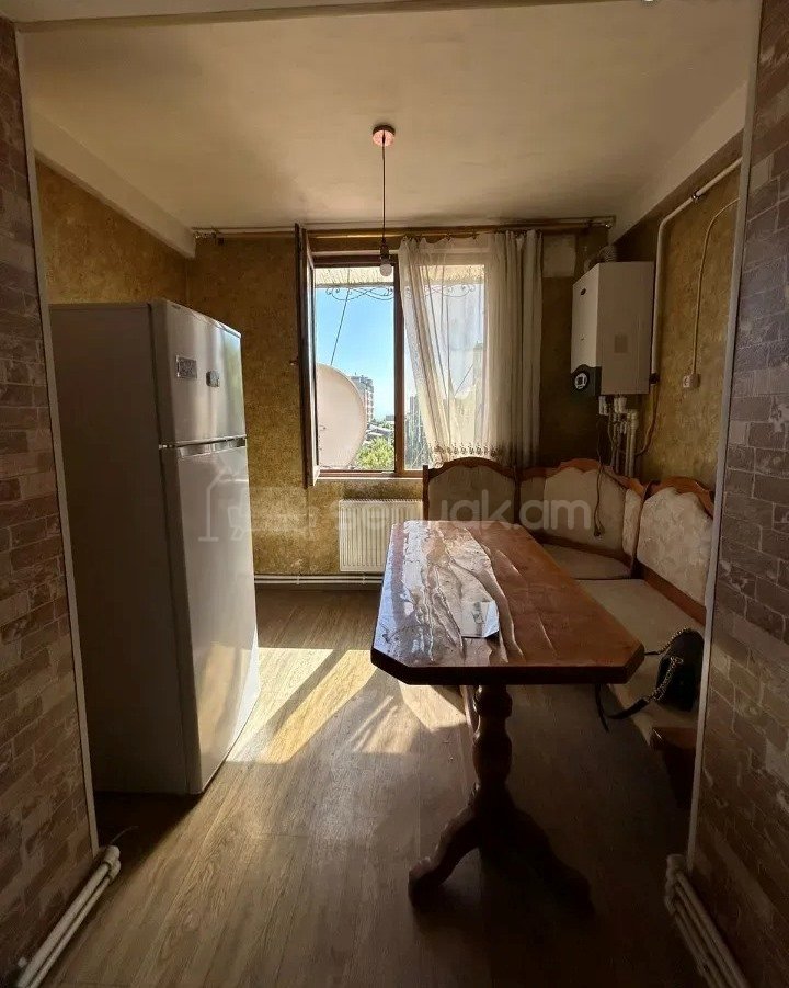 1 Սենյականոց Բնակարան Քարե Շենքում, 43քմ, 5/5 հարկ, Կապիտալ Վերանորոգված