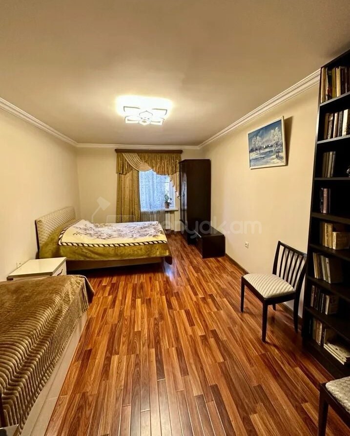 3 Սենյականոց Բնակարան Քարե Շենքում, 74քմ, 4/5 հարկ, Կապիտալ Վերանորոգված, Կահավորված