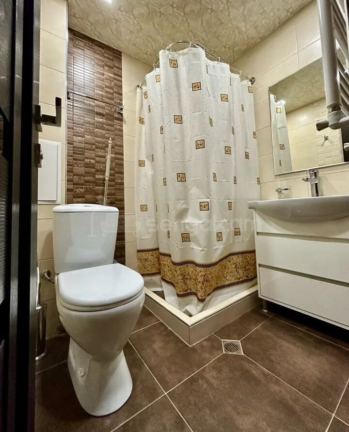 3 Սենյականոց Բնակարան Քարե Շենքում, 74քմ, 4/5 հարկ, Կապիտալ Վերանորոգված, Կահավորված