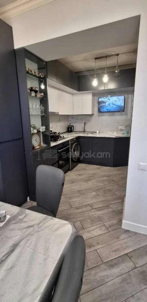 3 Սենյականոց Բնակարան Քարե Շենքում, 63քմ, 5/5 հարկ, Նորմալ Վիճակում