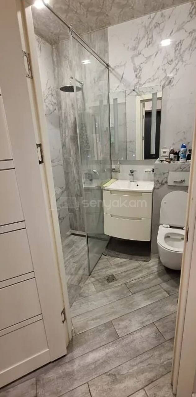 3 Սենյականոց Բնակարան Քարե Շենքում, 63քմ, 5/5 հարկ, Նորմալ Վիճակում