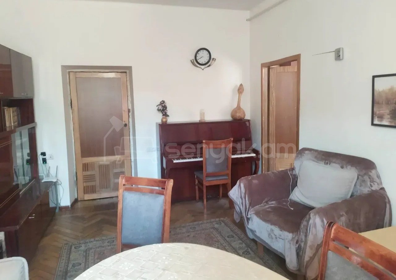 3 Սենյականոց Բնակարան Քարե Շենքում, 62քմ, 1/4 հարկ, Նորմալ Վիճակում