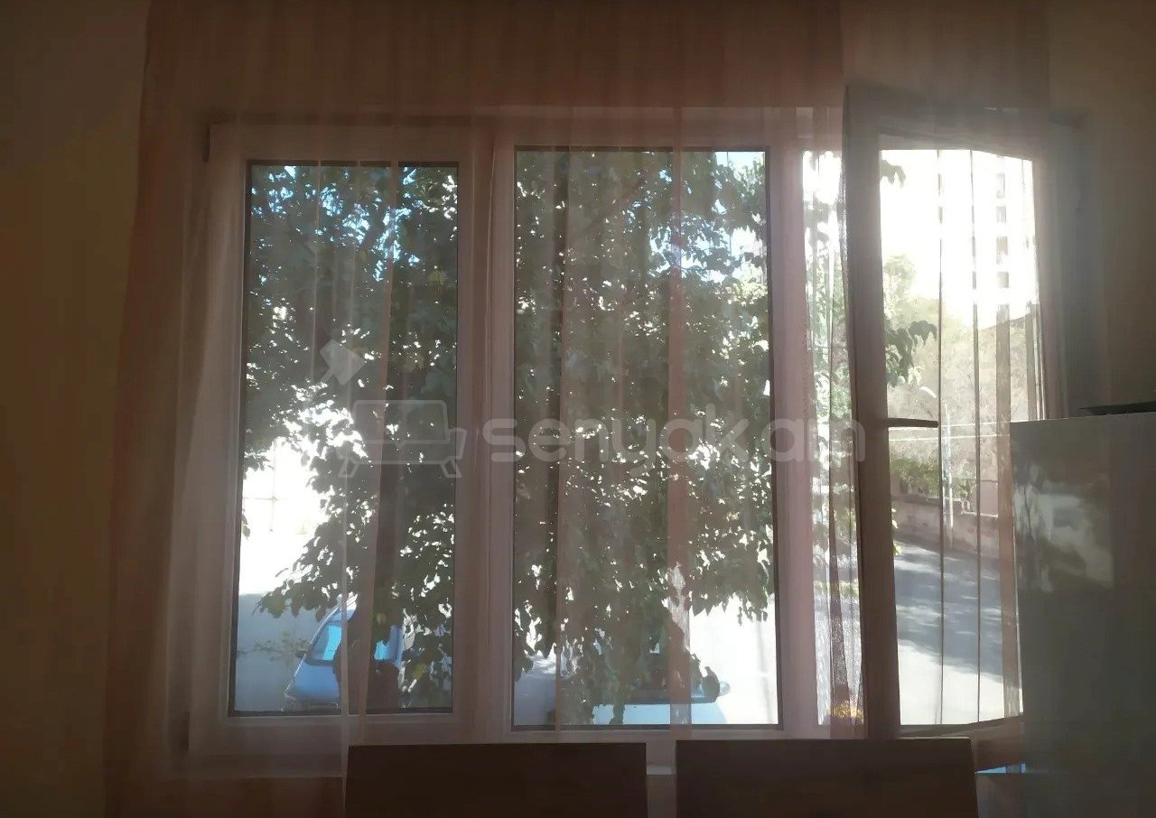 3 Սենյականոց Բնակարան Քարե Շենքում, 62քմ, 1/4 հարկ, Նորմալ Վիճակում