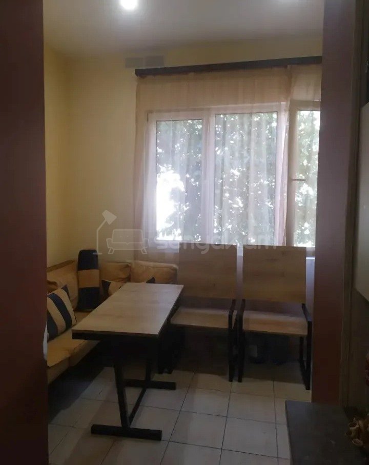 3 Սենյականոց Բնակարան Քարե Շենքում, 62քմ, 1/4 հարկ, Նորմալ Վիճակում