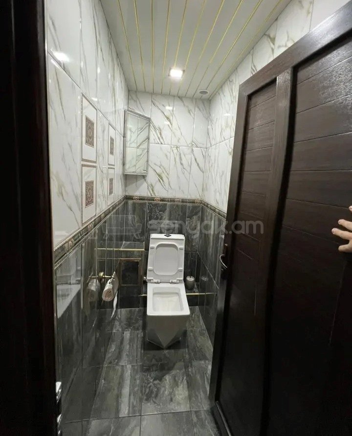 3 Սենյականոց Բնակարան Քարե Շենքում, 78քմ, 5/5 հարկ, Կապիտալ Վերանորոգված