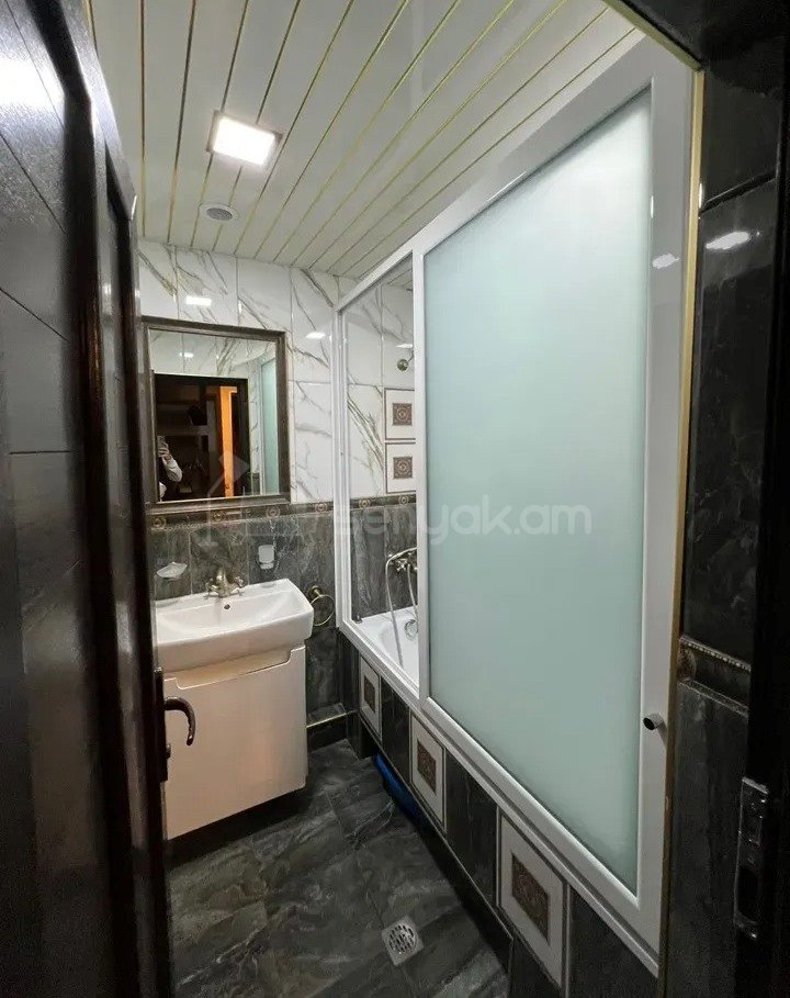 3 Սենյականոց Բնակարան Քարե Շենքում, 78քմ, 5/5 հարկ, Կապիտալ Վերանորոգված