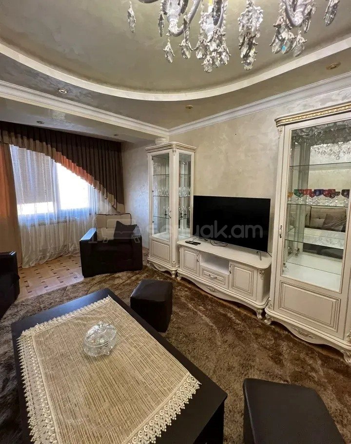 3 Սենյականոց Բնակարան Քարե Շենքում, 78քմ, 5/5 հարկ, Կապիտալ Վերանորոգված