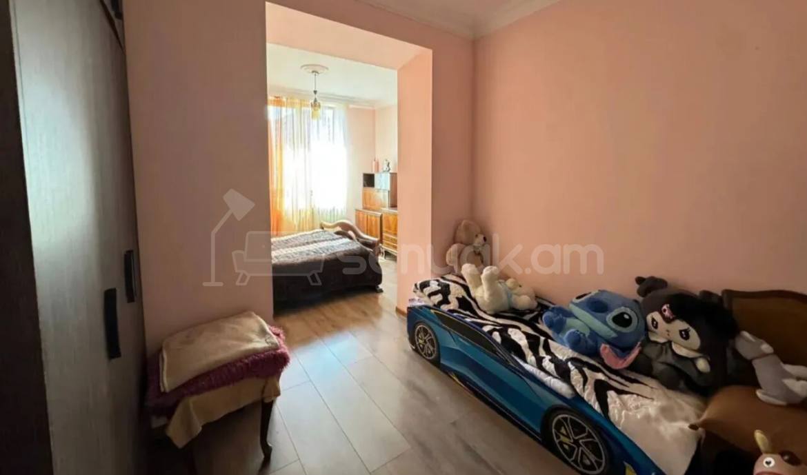 4 Սենյականոց Բնակարան Քարե Շենքում, 106քմ, 1/5 հարկ, Նորմալ Վիճակում