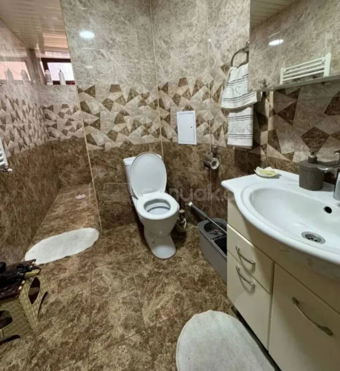 4 Սենյականոց Բնակարան Քարե Շենքում, 106քմ, 1/5 հարկ, Նորմալ Վիճակում