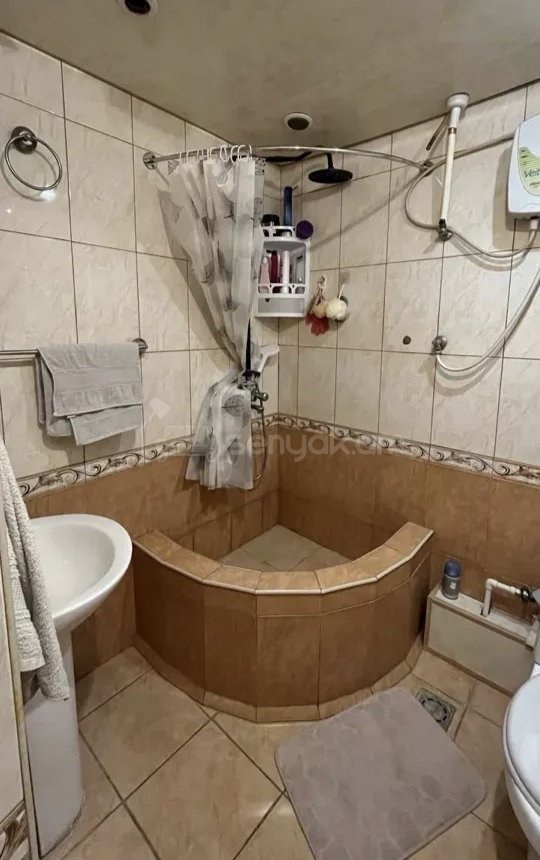 3 Սենյականոց Բնակարան Քարե Շենքում, 78քմ, 4/4 հարկ, Նորմալ Վիճակում, Կահավորված