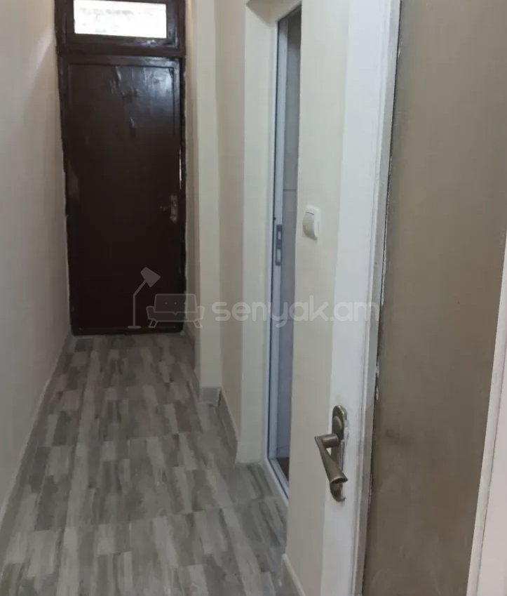 1 Սենյականոց Բնակարան Քարե Շենքում, 35քմ, 1/1 հարկ, Նորմալ Վիճակում, Կահավորված