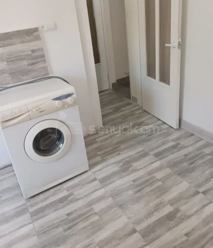 1 Սենյականոց Բնակարան Քարե Շենքում, 35քմ, 1/1 հարկ, Նորմալ Վիճակում, Կահավորված