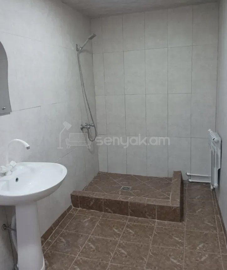 1 Սենյականոց Բնակարան Քարե Շենքում, 35քմ, 1/1 հարկ, Նորմալ Վիճակում, Կահավորված