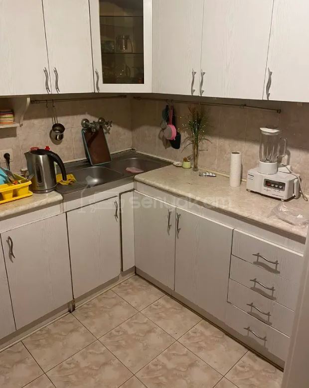 2 Սենյականոց Բնակարան Քարե Շենքում, 58քմ, 4/5 հարկ, Նորմալ Վիճակում, Կահավորված, Արևկող