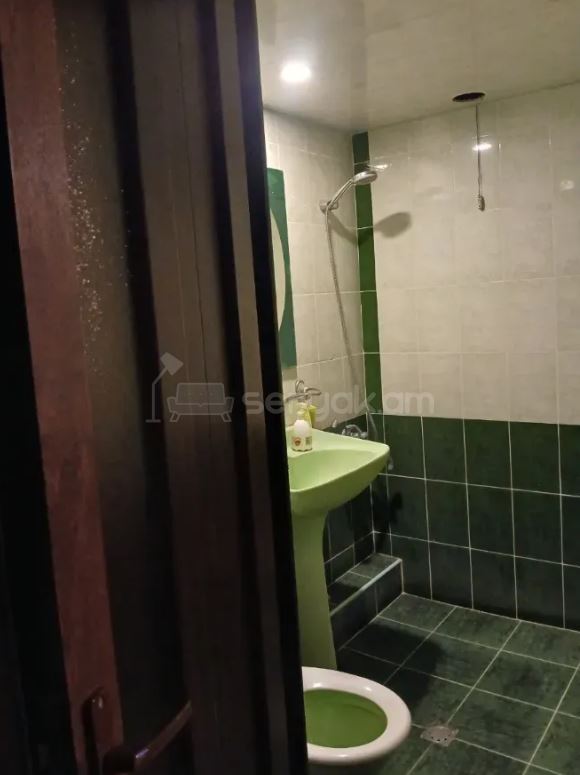 3 Սենյականոց Բնակարան Քարե Շենքում, 51քմ, 4/5 հարկ, Նորմալ Վիճակում