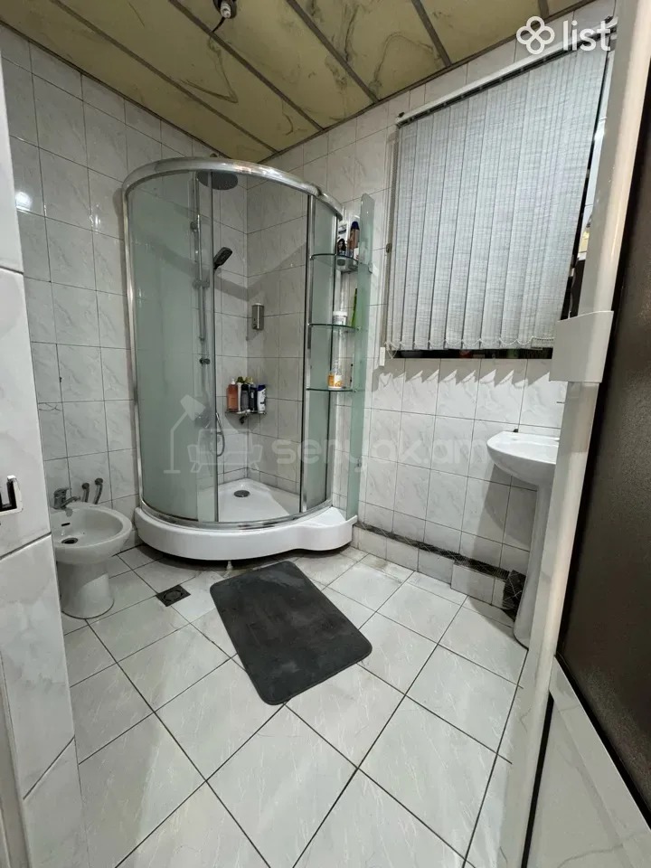 4 Սենյականոց Բնակարան Քարե Շենքում, 110քմ, 2/5 հարկ, Նորմալ Վիճակում