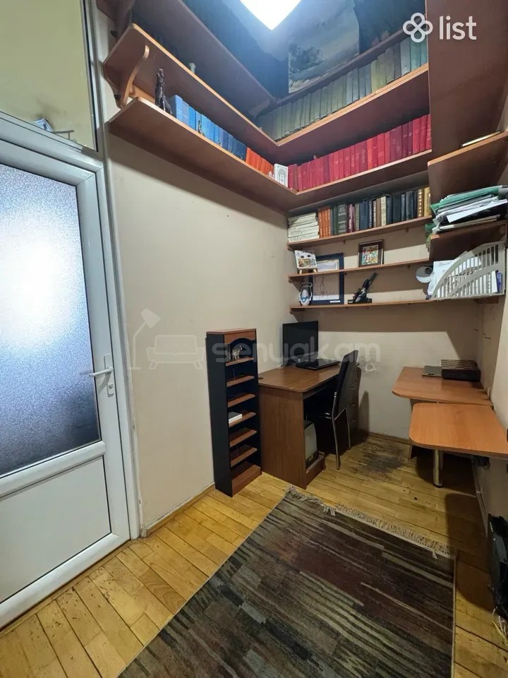 4 Սենյականոց Բնակարան Քարե Շենքում, 110քմ, 2/5 հարկ, Նորմալ Վիճակում