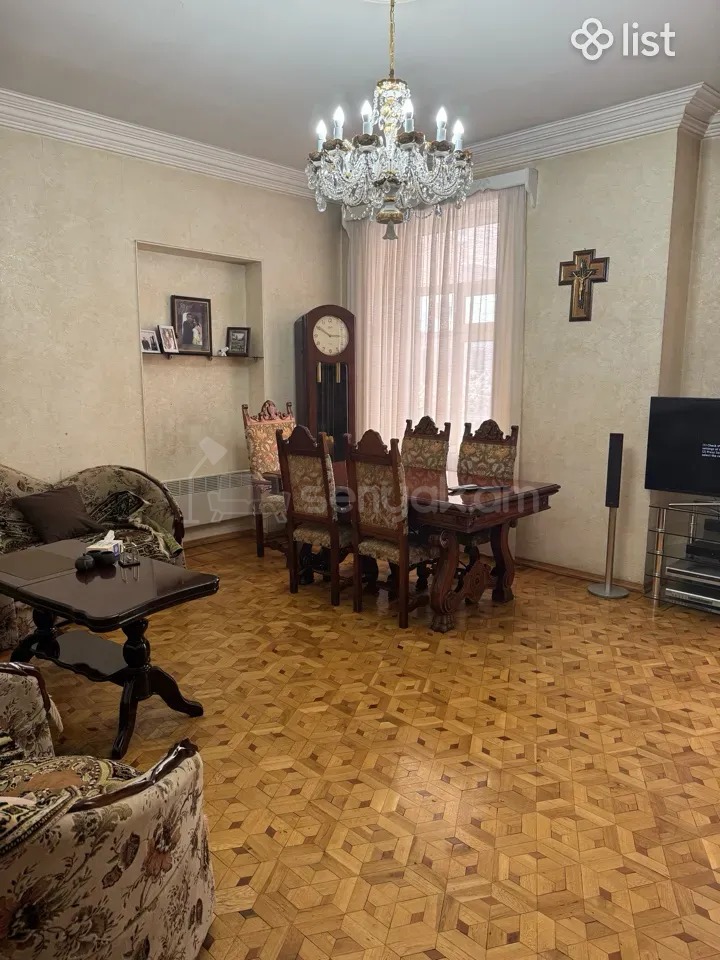 4 Սենյականոց Բնակարան Քարե Շենքում, 110քմ, 2/5 հարկ, Նորմալ Վիճակում